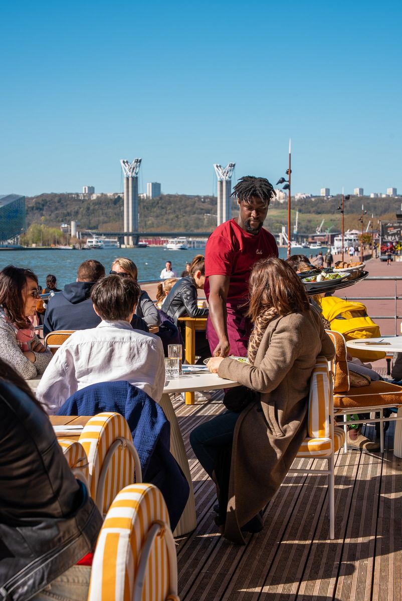 La terrasse de Carla au soleil sur les quais